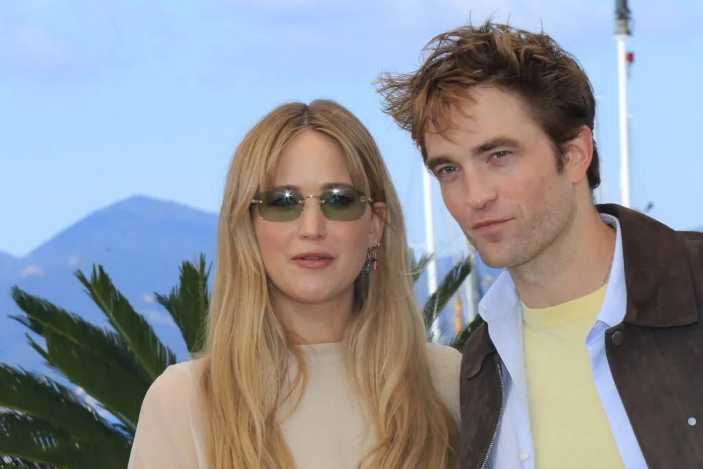 25-18_086_Jennifer-Lawrence-Robert-Pattinson-1024x683